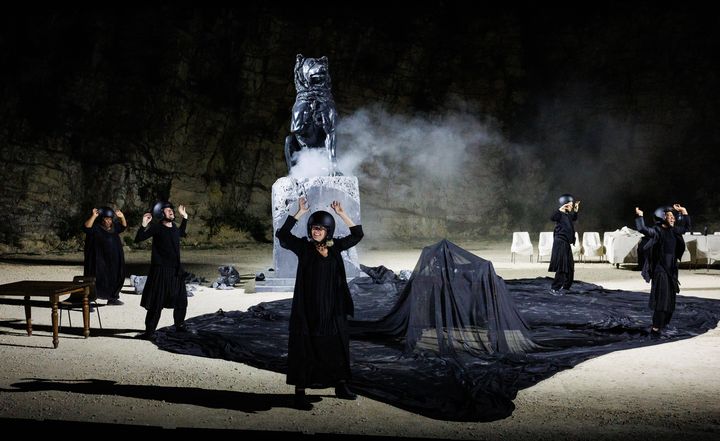 Les acteurs de la troupe permanente de la Comédie Française lors de "Hécube, pas Hécube" mis en scène par Tiago Rodrigues, avant le début du 78e Festival d'Avignon, à la Carrière de Boulbon. (CLEMENT MAHOUDEAU / AFP)