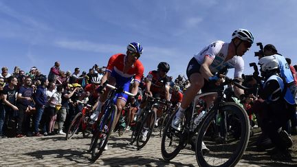 Les cyclistes&nbsp;lors de la 116e édition du Paris-Roubaix, entre Compiègne (Oise) et Roubaix (Nord), le 8 avril 2018, à Quievy (Nord).  (JEFF PACHOUD/AFP)