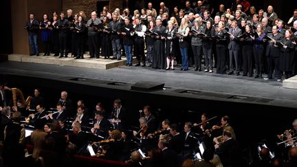 Le coeur du Metropolitan Opera de New-York chante de manière impromptue "La Marseillaise" en hommage aux victimes des attentats parisiens du 13 novembre 2015
 (DON EMMERT / AFP)