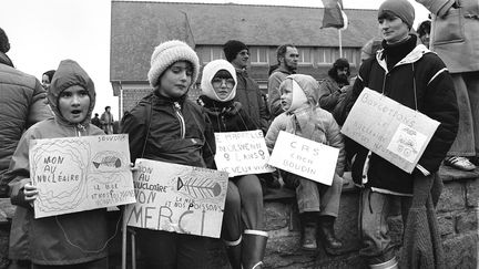 Des opposants à l'enquète d'utilité publique pour l'implantation d'une centrale nucléaire sur le site de Plogoff (Finistère), le 3 février 1980. (JEAN-PIERRE PREVEL / AFP)