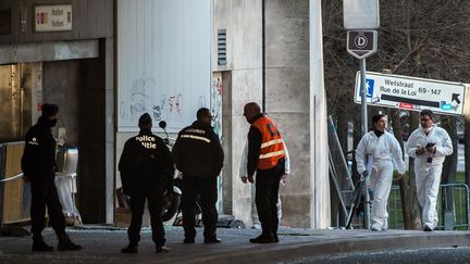 Des experts de la police scientifique à la station de métro Maelbeek, à Bruxelles (Belgique), le 22 mars 2016. (PHILIPPE HUGUEN / AFP)