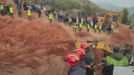 C’est un sauvetage hors normes qui a lieu au Maroc.&nbsp;Un petit garçon, Ryan, est&nbsp;tombé&nbsp;par accident mardi 1er février, dans un&nbsp;puits&nbsp;de plus de 30 mètres de profondeur.&nbsp;C'est la course contre la montre pour les secouristes engagés jour et nuit. (FRANCE 3)