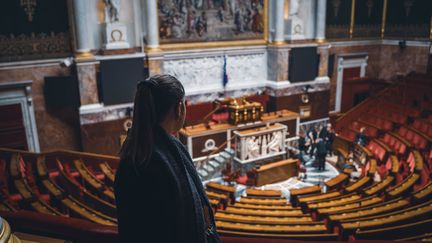 Alice, étudiante en droit venue de Lille, visite l'Assemblée nationale, le 29 décembre 2022. (THOMAS PLACE / DR)