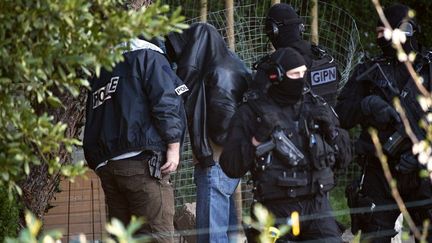 Interpellation &agrave; Cou&euml;ron (Loire-Atlantique) dans le cadre d'un coup de filet dans le milieu islamiste radical, le 30 mars 2012. (JEAN-SEBASTIEN EVRARD / AFP)