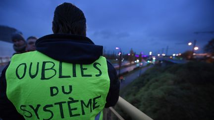 Ce "gilet jaune" a lui aussi le sentiment d'être un laissé-pour-compte dans la politique du gouvernement, le 24 novembre 2018 à Valenciennes (Nord). (MAXPPP)