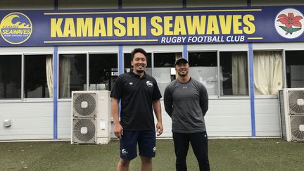 Yu Saeki et Takeshi Nagata étaient joueurs de rugby à l'époque du tsunami. Ils se sont engagés comme bénévoles pour aider à la reconstruction de la ville.&nbsp; (JEROME VAL / FRANCEINFO)