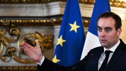 Le ministre français des Armées, Sébastien Lecornu, lors d'une conférence de presse à Paris, le 30 janvier 2023. (STEPHANE DE SAKUTIN / AFP)