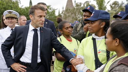 Emmanuel Macron visite un centre culturel à Nouméa (Nouvelle-Calédonie), le 25 juillet 2023. (LUDOVIC MARIN / AFP)