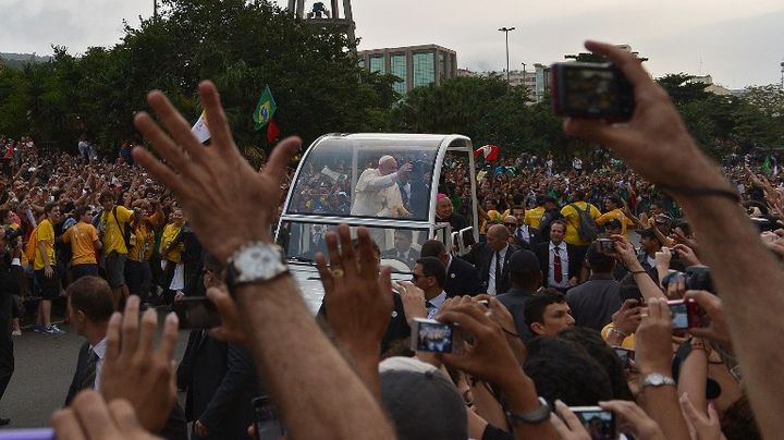 Le pape est acclam&eacute; par la foule quelques heures apr&egrave;s son arriv&eacute;e &agrave; Rio de Janeiro (Br&eacute;sil), le 22 juillet 2013. (GABRIEL BOUYS / AFP)