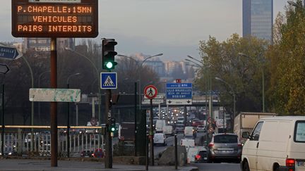 Circulation alternée lors d'un épisode de pollution à Paris, le 7 décembre 2016. (LP/YANN FOREIX / MAXPPP)