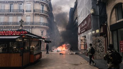 Dans le centre-ville de Bordeaux, lors d'une manifestation spontanée contre la réforme des retraites, le 18 mars 2023. (THIBAUD MORITZ / AFP)