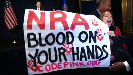 Des manifestants ont perturb&eacute; la conf&eacute;rence du vice-pr&eacute;sident de la National Rifle Association, &agrave; Washington, le 21 d&eacute;cembre 2012. (ALEX WONG / GETTY IMAGES )