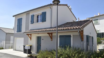 La maison de Pechbonnieu, pr&egrave;s de Toulouse, o&ugrave; un homme a &eacute;t&eacute; arr&ecirc;t&eacute; dans l'enqu&ecirc;te sur l'assassinat du pr&ecirc;tre Jacques Hamel. (PASCAL PAVANI / AFP)