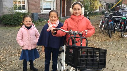 Babeth, Faustine et Bérénice nous guident à vélo à Amsterdam, où elles vivent. (INGRID POHU / RADIO FRANCE)