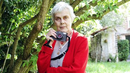 Marie-Laure de Decker avec son appareil Lecia, à son domicile, dans le Tarn
 (Remy Gabalda/AFP)