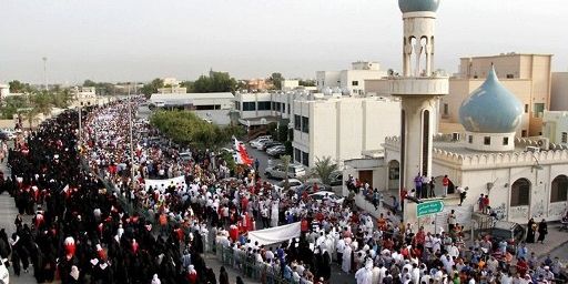 Manifestation monstre à Jidhafs, à l'est de Manama, le 27 avril 2012. Les manifestants dénoncent la violence de la répression. (HO / AL-WEFAQ / AFP)