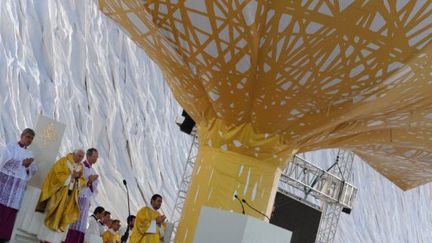 Le pape en train de célébrer la messe de clôture des JMJ sur la base aérienne de Cuatro Vientos (8 km de Madrid) (AFP - VINCENZO PINTO)