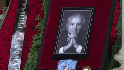 Les adieux du peuple russe à Mikhaïl Gorbatchev, samedi 3 septembre, ont été discrets.&nbsp;Une cérémonie au rabais, un seul dirigeant étranger et l'absence de Vladimir ont marqué les obsèques du prix Nobel de la paix 1990.&nbsp; (France 3)