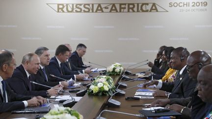 Le président russe Vladimir Poutine (2e à gauche) rencontre son homologue centrafricain Faustin-Archange Touadéra (3e à droite) en marge du sommet Russie-Afrique à Sotchi, le 23 octobre 2019. (SERGEI CHIRIKOV/AFP)