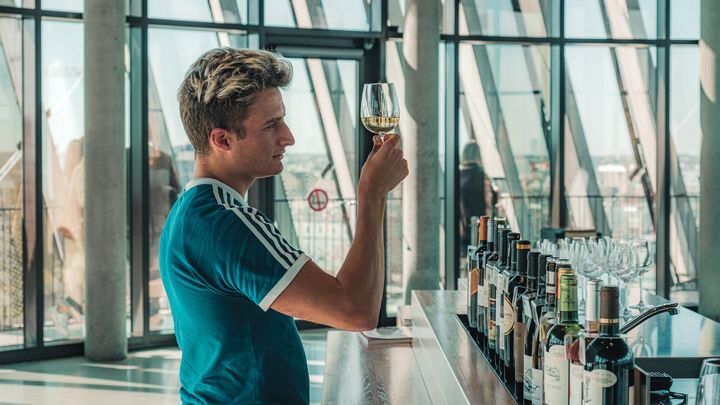 Dotée de nouveaux espaces, l'exposition permanente de la Cité du Vin est adaptée à tous les publics : juniors, néophytes ou encore passionnés avertis. La visite se clôt avec un verre de vin ou de jus de raisin pour les enfants. (TEDDY VERNEUIL/ OFFICE DE TOURISME DE BORDEAUX)