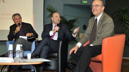 (de droite à gauche) Alain Juppé, Pierre Moscovici et le journaliste Rachid Arhab le 2 avril à Bordeaux. (AFP - Pierre Andrieu)