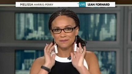 La pr&eacute;sentatrice&nbsp;Melissa Harris-Perry arbore des tampons en guise de boucles d'oreille pour protester contre l'interdiction des tampons dans l'enceine du S&eacute;nat texan, le 21 juillet 2013. (CAPTURE ÉCRAN / MSNBC)