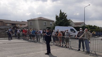 Le lycée hôtelier de Tain L'Hermitage, dans la Drôme, à 9h30 ce mardi matin, avant l'arrivée d'Emmanuel Macron.&nbsp;Un homme a giflé le chef de l'Etat&nbsp;à la mi-journée.&nbsp; (GUILLAUME FARRIOL/ FRANCE BLEU DROME ARDECHE)