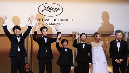 Le réalisateur Kore-Eda (à droite), a ouvert le bal de la compétition avec son film "Monster". Le Japonais a monté les marches au son du "Carnaval des animaux" de Saint-Saëns, en compagnie de l'équipe du film, avec de gauche à droite, Yuji Sakamoto, Eita Nagayama,  Hinata Hiiragi, Soya Kurokawa et  Sakura Ando. (VALERY HACHE / AFP)