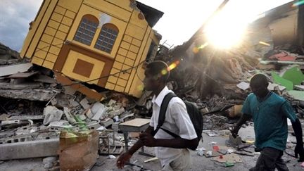 Au lendemain de la tragédie, les habitants errent dans les rues qui offrent au regard des scènes surréalistes. (AFP - Juan Barreto)