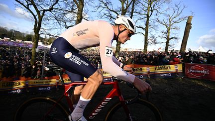 Le Néerlandais Mathieu van der Poel, lors des championnats du monde aux Pays-Bas, le 5 février 2023. (JASPER JACOBS / AFP)