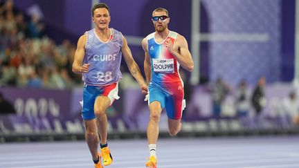 Timothée Adolphe et son guide Charles Renard en finale du 100 m (catégorie T11), le 5 septembre 2024, aux Jeux paralympiques de Paris. (ULRIK PEDERSEN/CAL SPORT MEDIA/S / SIPA)