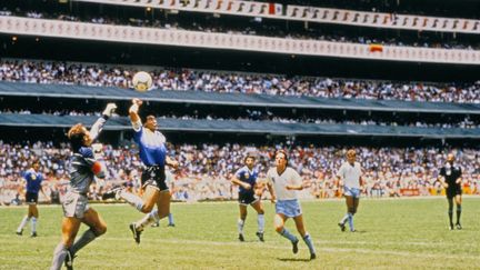 La célèbre "main de Dieu", oeuvre de Maradona contre l'Angleterre de Peter Shilton, lors du quart de finale de la Coupe du monde 1986 au Mexique. (ANP / ANP MAG / AFP)