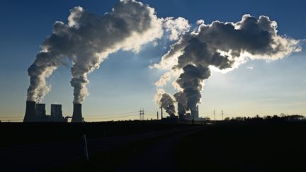 La centrale&nbsp;thermique à charbon de Neurath, en Allemagne, le 16 février 2016.&nbsp; (HORST OSSINGER / DPA / AFP)