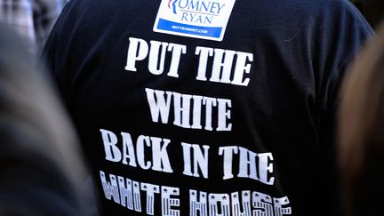 J-25 #TEAMROMNEY Un supporter du r&eacute;publicain Mitt Romney attend le discours de son candidat &agrave; Lancaster (Ohio), le 12 octobre 2012. (JAMIE SABAU / GETTY IMAGES)