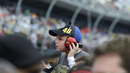 Un jeune spectateur attend le d&eacute;but de la course de stock-car Daytona 500&nbsp;&agrave; Daytona Beach (Floride), le 26 f&eacute;vrier 2012. (REUTERS)