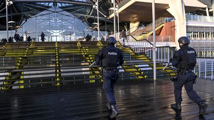 Des forces de l'ordre patrouillent devant le tribunal d'Anvers (Belgique), jeudi 4 février 2021. (DIRK WAEM / BELGA)