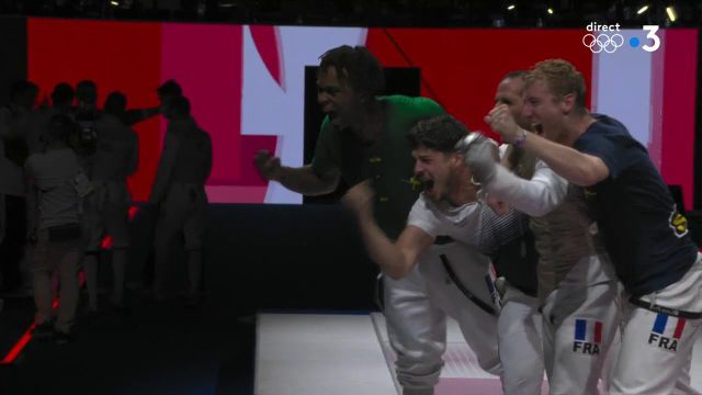 Tombeurs du Comité olympique de Russie en finale (45-28), les Français s'emparent de l'or olympique au fleuret par équipe ! C'est la cinquième breloque de l'escrime tricolore aux Jeux de Tokyo.