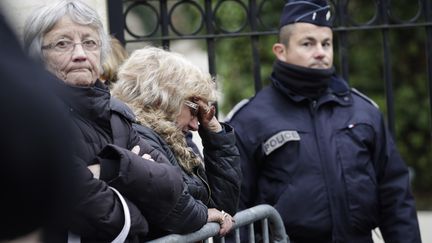 Les fans très nombreux devant le domicile de Johnny Hallyday