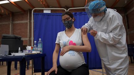 Une femme enceinte se fait vacciner contre le Covid-19 à Bogota (Colombie). (RAUL ARBOLEDA / AFP)