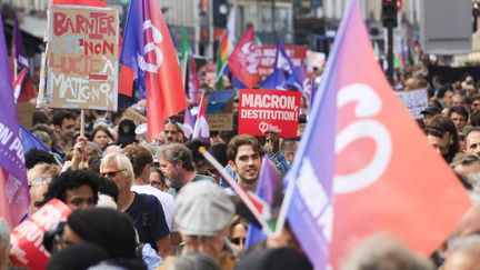 Des manifestants contre le gouvernement de Michel Barnier, rue du Faubourg Saint-Antoine, à Paris, le 21 septembre 2024. (QUENTIN DE GROEVE / HANS LUCAS / AFP)