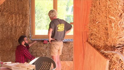 Logement : l'engouement des Français pour les maisons en paille (FRANCE 3)