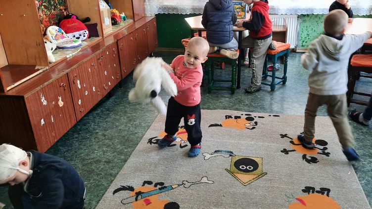 It's time for games for the little ones.  A thousand orphans or children entrusted to social services are currently cared for in the Lviv region.  (AGATHE MAHUET / FRANCEINFO / RADIO FRANCE)