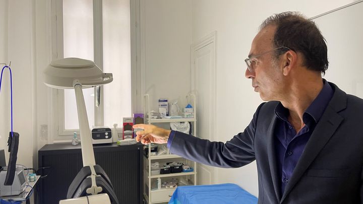 Le docteur Frédéric Teboul, spécialiste des opérations de la main et du plexus brachial, dans son cabinet de Paris. (ANNE-LAURE DAGNET / FRANCEINFO / RADIOFRANCE)