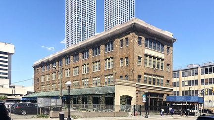 Le "Pathside Building" : cette ancienne gare de tramway hébergera le nouvel espace d'arts visuels, architecture, design et spectacle vivant à Jersey City. (OMA)