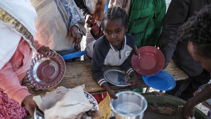 Une enfant attend un repas dans la région du Tigré, le 24 février 2021. (EDUARDO SOTERAS / AFP)