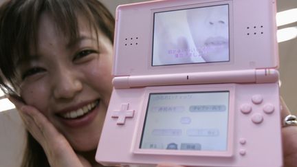 La version rose de la console portable Nintendo DS. (REUTERS / TORU HANAI)