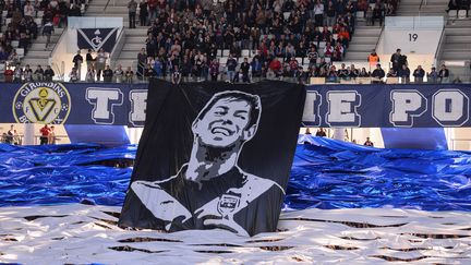 Les supporters de Bordeaux (Gironde) brandissent une&nbsp;bannière en hommage à Emiliano Sala, le 17 février 2019.&nbsp; (NICOLAS TUCAT / AFP)