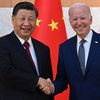 Le président chinois Xi Jinping et son homologue américain Joe Biden se serrent la main lors du sommet du G20 en Indonésie, le 14 novembre 2022. (SAUL LOEB / AFP)