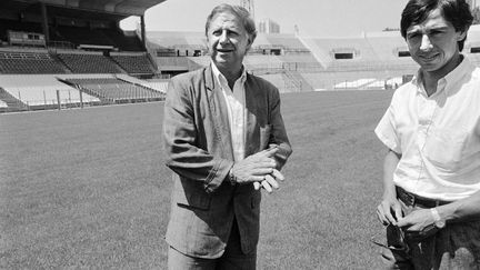 Michel Hidalgo, à l'époque manager de l'Olympique de Marseile, aux côtés du joueur Alain Giresse, le 29 juillet 1986 à Marseille. (GERARD FOUET / AFP)