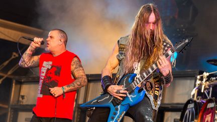 Il fallait bien la fougue metal de Pantera - ici Phil Anselmo et le guitariste Zakk Wylde - pour redonner la niaque au Hellfest sous la pluie dimanche 18 juin 2023. (MATHIEU PATTIER / OUEST FRANCE / MAXPPP)